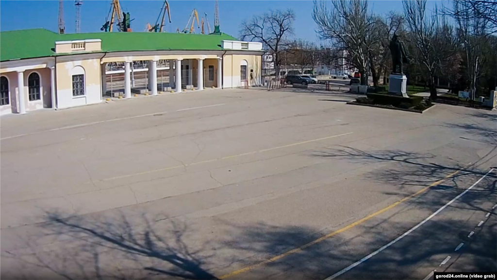 Похожая картина – возле железнодорожного вокзала в Феодосии