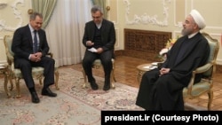 Министр обороны России Сергей Шойгу (слева) и президент Ирана Хасан Рухани