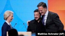 Президентка Європейської комісії Урсула фон дер Ляєн, президент України Володимир Зеленський та Генеральний секретар НАТО Марк Рютте на оборонному форумі НАТО в кулуарах саміту НАТО. Гаага, Нідерланди. 24 червня 2025 року.