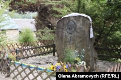 Пам’ятний камінь із медальйоном-портретом Івану Франку, встановлений на Франкополі, українському поселенні в Бельгії, у 1976 році