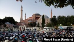 Вечерний намаз в центре Стамбула неподалёку от храма Святой Софии