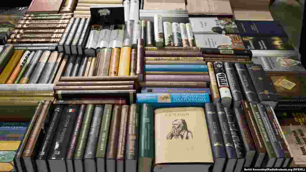 Особливості, що відрізняють Книжковий Арсенал від інших літературних фестивалів в Україні – це вперше випробувані на ньому медійні формати: публічні інтерв’ю, інтелектуальні дискусії, експериментальні літературно-музичні перфоманси