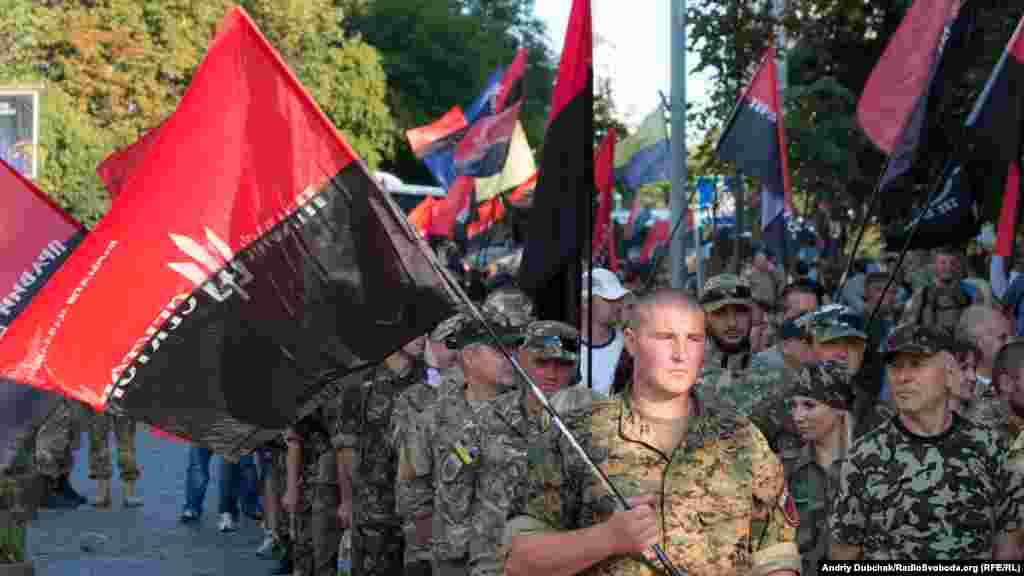 Колона «Правого сектору» рухається до майдану Незалежності вулицею Героїв Небесної Сотні 