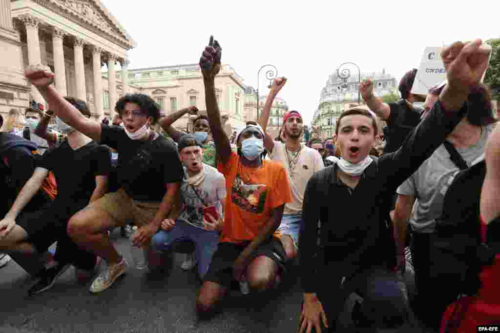 Протестувальники беруть участь у демонстрації на підтримку протестів у США після смерті Джорджа Флойда, а також, щоб вшанувати пам'ять Адама Траоре, 24-річного чорношкірого француза, який загинув у 2016 році внаслідок дій поліції під час несанкціонованого мітингу.  Монпельє, Франція, 3 червня 2020 року (Фото EPA-EFE/GUILLAUME HORCAJUELO)