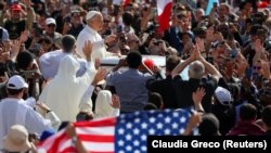 Papa Lav XIV stiže na papamobilu na svoju inauguralnu misu u Vatikan, 18. maja 