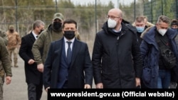 Президент України Володимир Зеленський і президент Європейської ради Шарль Мішель, КПВВ «Щастя», Луганщина, Донбас, 2 березня 2021 року