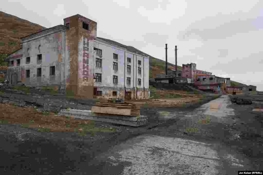 Пирамида. Или город-призрак. Когда-то здесь царил "настоящий коммунизм". СССР вкладывал сюда огромные деньги, у шахтеров было полное обеспечение и высокие по советским меркам зарплаты. Попасть сюда на работу считалось большой удачей.