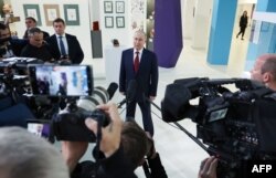 Президент Росії Володимир Путін спілкується з журналістами в освітньому центрі «Сіріус» у Сочі 19 травня 2025 року після телефонної розмови з президентом США Дональдом Трампом. Фото розповсюджене російським державним агентством Sputnik
