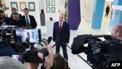 Президент Росії Володимир Путін спілкується з журналістами в освітньому центрі «Сіріус» у Сочі 19 травня 2025 року після телефонної розмови з президентом США Дональдом Трампом. Фото розповсюджене російським державним агентством Sputnik