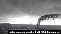 Смерч в Алуште, скриншот с видео пользователей социальных сетей