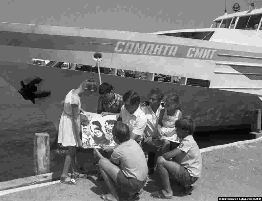 Через рік після загибелі Саманти, 1986-го, в «Артеку» з'явилася алея її імені. В Ялті тим часом почав курсувати прогулянковий теплохід «Саманта Сміт». Щоправда, за останні роки він потрапляв у нерадісні новини: спочатку теплохід горів, а потім у російському підприємстві «Кримські морські порти» вирішили продати судно через непотрібність