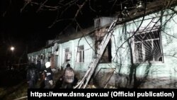 Пожарные у здания Старобельского областного психоневрологического интерната