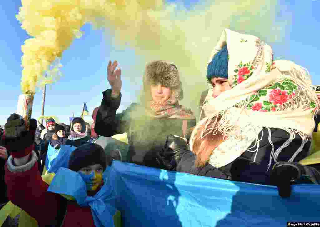 Активісти під час акції «Живий Ланцюг Соборності» на мосту Патона в Києві. Так відзначили у Києві день Соборності – 100-річчя Злуки УНР та ЗУНР. Київ, 23 січня 2019 року