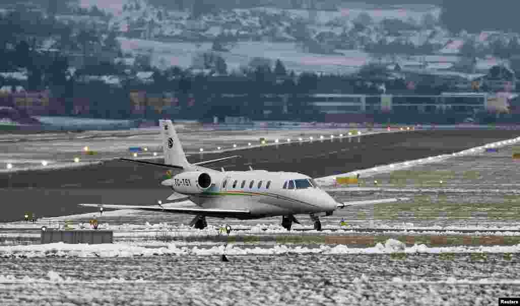Прибытие одного из бизнес-джетов на базу швейцарских ВВС в Дюбендорфе. Этот аэродром периодически используется для приема и отправки рейсов с участниками Давосского форума.  