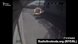 Попереду їде темно-синій Volkswagen T5