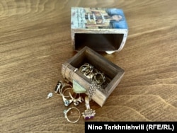 ყოფილა შემთხვევები, როცა ყოფილმა ქმარმა ცოლის კუთვნილი ოქროულობა დაალომბარდა, თუმცა საფასური აღარ გადაუხდია.