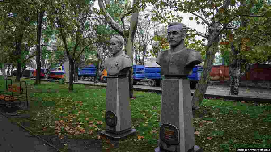 Аллея Героев в городском саду на улице Горького. Справа – бюст генерал-лейтенанта авиации Александра Преснякова. В годы Второй мировой войны он служил летчиком-торпедоносцем на Балтике и в боях потопил свыше десятка военных транспортов и подводных лодок нацистов