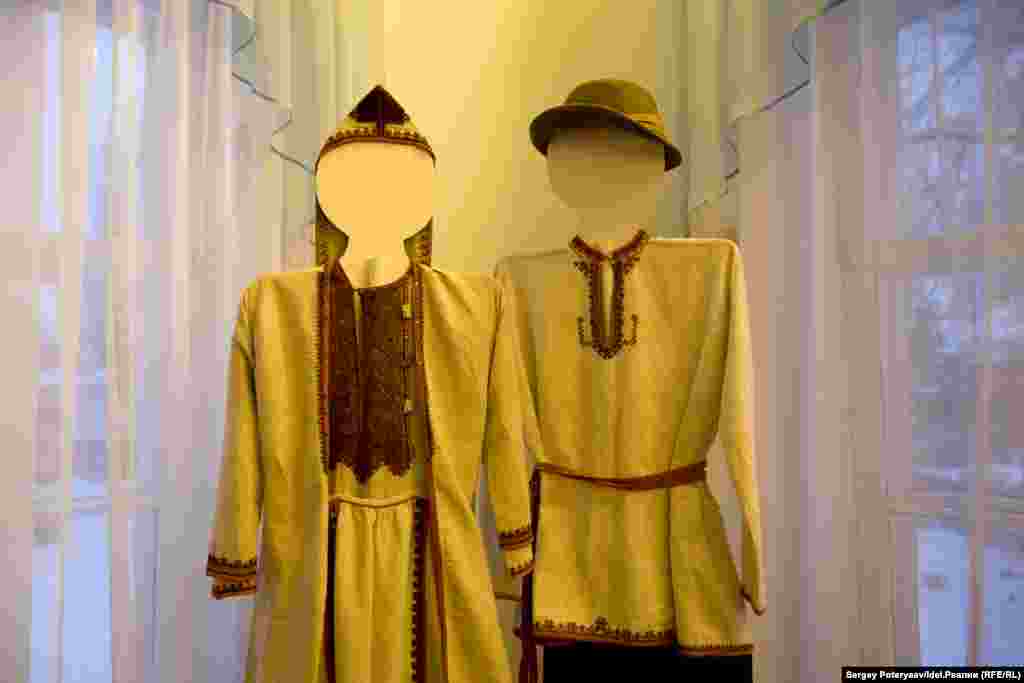 У мари вся одежда белого цвета, а красный цвет — от сглаза, чтобы пугал и не подпускал к себе зло