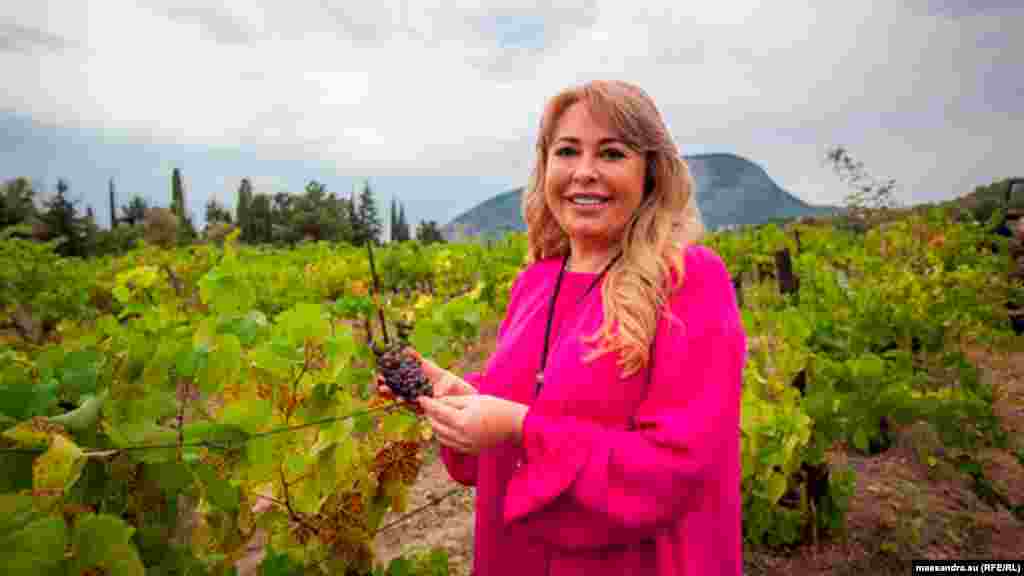 24 ноября Янину Павленко назначили исполняющей обязанности главы российской администрации Ялты. Руководительница крымского филиала Фонда развития гражданского общества Наталья Киселева в комментарии для Экспертно-аналитического центра «Юг» тогда так охарактеризовала это назначение:  «То, насколько эффективно Павленко управляла винзаводами, нельзя оценить однозначно. Мы знаем, что под ее руководством предприятия перешли в частные руки. Что же до муниципальной власти, то опыта в этой сфере у Павленко нет. Понятно, что сегодня власти региона довольно трудно найти опытного кандидата на пост мэра, но он должен обладать хотя бы карьерным ростом в этой отрасли. Человек должен разбираться в своей работе, иначе трудно будет не только муниципалитету, но и самому человеку тоже»