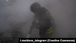 Рятувальники ДСНС гасять пожежу на місці російського удару, ілюстративне фото