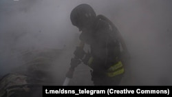 Рятувальники ДСНС гасять пожежу на місці російського удару, Сумщина, 15 травня 2025 року