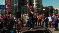 Під КСУ принесли «піонерські краватки» на підтримку декомунізації – відео Під КСУ принесли «піонерські краватки» на підтримку декомунізації – відео