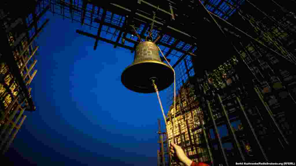 Дзвін пам'яті у Меморіалі раз у раз дзвенить, коли його торкають нащадки тих, кому вдалося вижити у Голодомор 