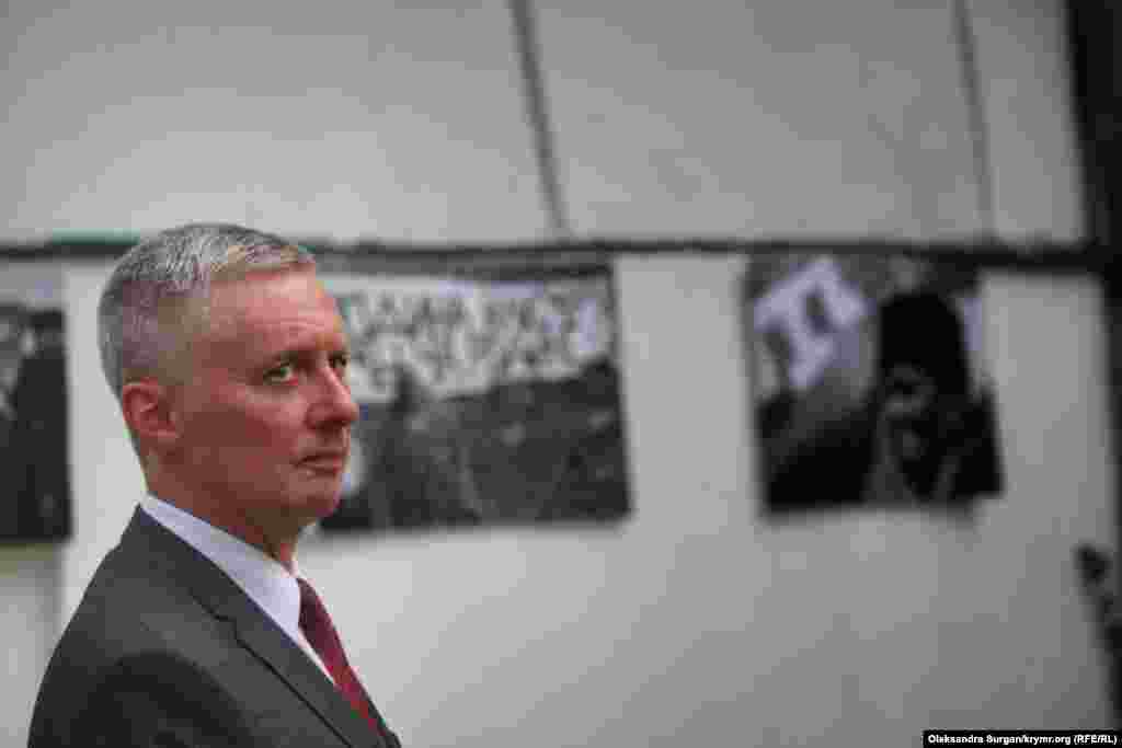 Посол Литовской Республики в Украине Вальдемарас Сарапинас.  «Это мероприятие – еще одна возможность для Литвы заявить, что мы выступаем против оккупации Крыма, против нарушения прав и свобод людей в Крыму. Не сомневайтесь, что Литва всегда была, есть и будет верным другом Украины, и всегда будет поддерживать Украину в борьбе против российской агрессии», – сказал Сарапинас на открытии фотовыставки