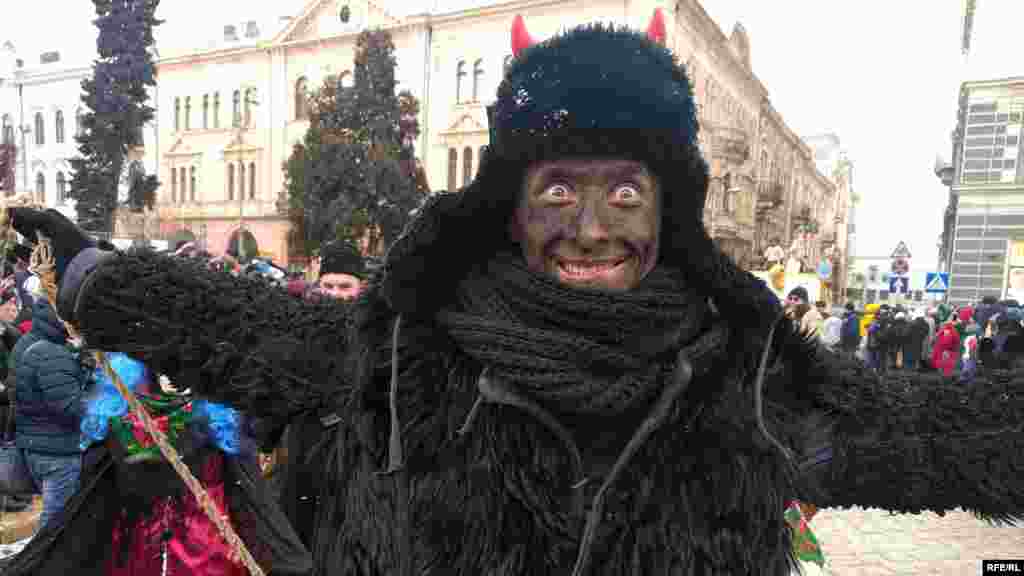 Один із учасників фольклорно-етнографічного фестивалю Маланок у Чернівцях, 15 листопада 2017 року ПЕРЕГЛЯНЬТЕ ФОТОРЕПОРТАЖ  