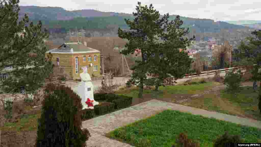 Бюст классика русской литературы Льва Толстого у автобусной остановки в селе Лозовое (до 1945 года – Эски-Орда). В ноябре 1854 года подпоручик Толстой жил в Эски-Орда, где дислоцировалась его батарея легкой артиллерии. Будущий автор «Войны и мира» сделал тогда такую запись в своем дневнике о состоянии русской армии: «Казаки хотят грабить, но не драться, гусары и уланы полагают – военное достоинство в пьянстве и разврате, пехота – в воровстве и наживании денег. Грустное положение в войсках и государстве»