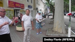 Евгений Пимкин и адвокат Сергей Гагауз (слева) на месте гибели Михаила Пимкина в Геленджике