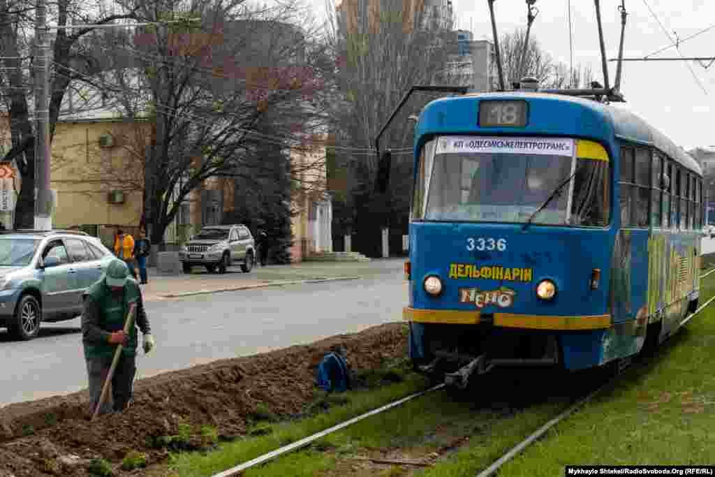Всі, хто може йде пішки, або пересідає на велосипед – це може бути простіше й швидше, аніж чекати трамвай чи тролейбус, де буде їхати менше від 10 людей