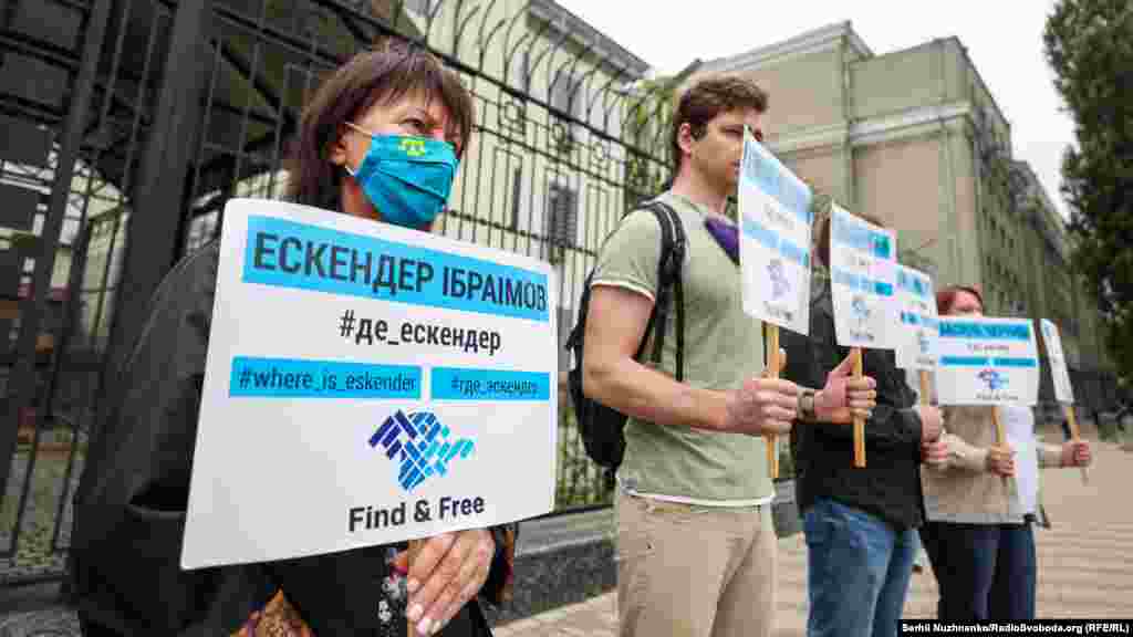 Житель Симферополя Эскендер Ибраимов вместе с женой покинул Крым вскоре после аннексии полуострова Россией. Проживал в Винницкой области, затем переехал в Винницу. В июне 2014 года Ибраимов отправился в Москву для встречи с партнером по бизнесу на поезде «Львов-Москва». После пересечения российско-украинской границы телефонная связь с ним прервалась, и с тех пор его местонахождение неизвестно
