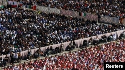 Верници и членови на свештенството присуствуваат на погребната миса на папата Франциск, на плоштадот „Свети Петар“ во Ватикан, 26 април 2025 година