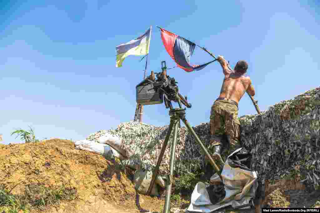 Встановлення прапору з написом «Правий сектор» на вогневій позиції