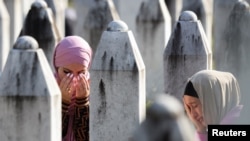 Боснійські мусульманки серед могильних каменів жертв геноциду під час вшанування пам’яті у Меморіалі геноциду в Сребрениці, Боснія і Герцеговина, 11 липня 2025 року