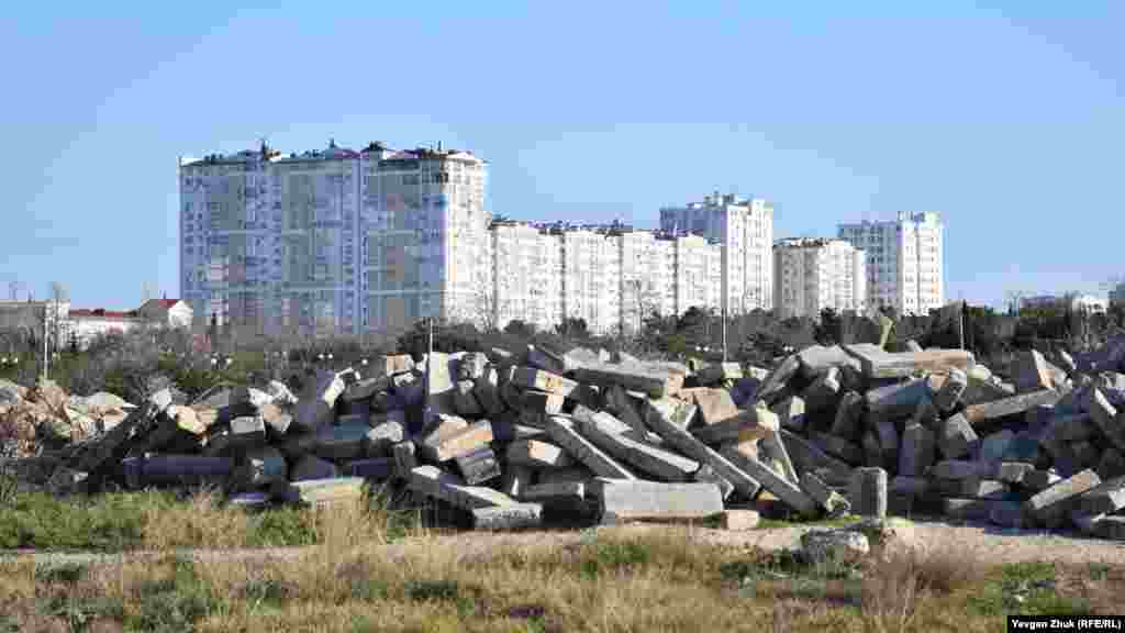 Гора из старых бордюров 