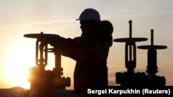 Видобуток нафти в Сибіру, Росія, архівне фото, 2016 рік