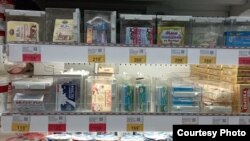 На цьому знімку без дати, наданому Російській службі Радіо Свобода, масло та інші молочні продукти на ринку в Санкт-Петербурзі викладені в ящики для захисту від крадіжок, щоб завадити злодіям або крадіям у магазинах