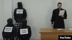 Скриншот сцены веб-сериала "Судья Грэмм" (YouTube-канал "Судья Грэмм"). Карим Ямадаев — справа в мантии судьи