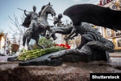 Скульптура «Козак Переможець» біля будівлі СБУ в Києві, присвячена захисникам Незалежності України – учасникам АТО, яку було відкрито 24 серпня 2015 року