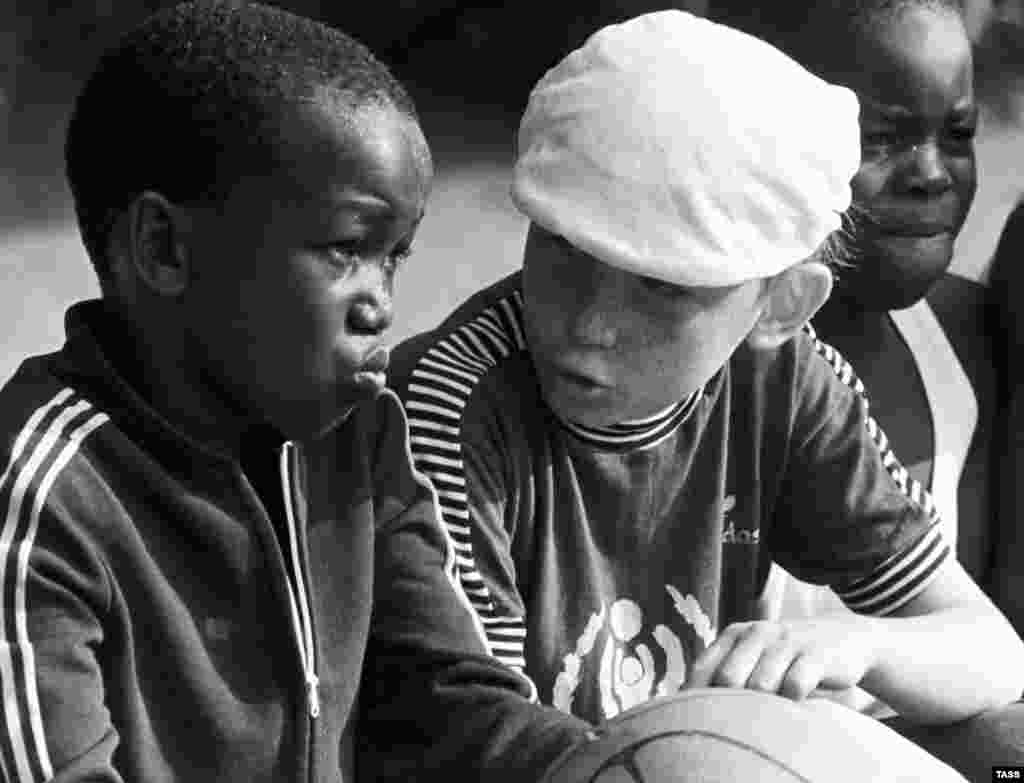 В дни расцвета «Артек» посещали около 27 000 детей ежегодно. В период между 1925—1969 годами в «Артеке» побывали 300 000 пионеров, включая более 13 000 детей из 17 зарубежных стран