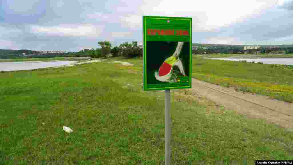 В былые годы после обильного таяния снегов в горах памятник природы регионального значения «Остров-глыба пермских известняков на Симферопольском водохранилище» со всех сторон окружала вода