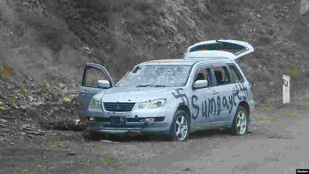 Автомобиль, на котором балончиком нарисована нацистская свастика и название азербайджанского города Сумгайыт. Этот населенный пункт стал ареной печально известной резни в 1988 году, когда десятки этнических армян были убиты в ходе беспорядков вокруг Нагорного Карабаха