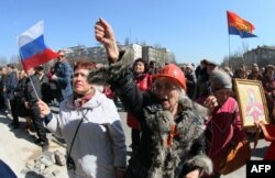 Пророссийский митинг под Донецкой ОГА, 8 апреля 2014 года