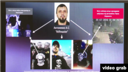 На брифінгу детально показують зібрані оперативниками докази