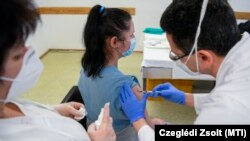 «Громадяни України – це громадяни, це люди і, вибачте за таке порівняння, точно не кролики, над ними експериментувати ми не маємо права», – заявив президент України Володимир Зеленський