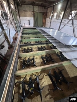 Беспилотники, спрятанные под крышей контейнера, который предположительно был установлен на грузовике перед ударами 1 июня. Фото СБУ Украины