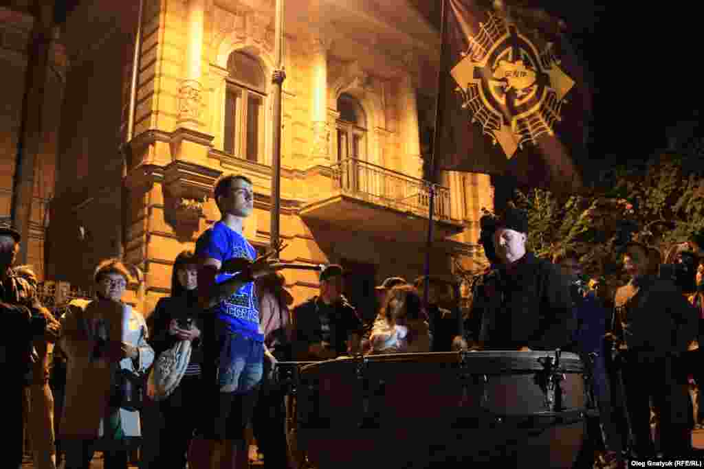 На Банковій продовжують бити у барабани навіть вночі