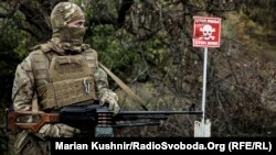 Український військовослужбовець біля Станиці Луганської, 9 жовтня 2016 року